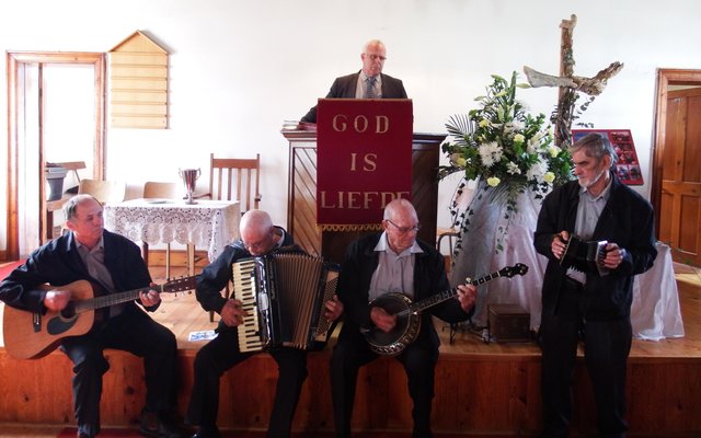 Met die uitstap van die familielede uit die kerk uit het vier van Manie se orkeslede, André Fourie, Piet Smit, Stompie Heyns en Dries van Bosch tradisionele boeremusiek gespeel, met ds Dirk van Dyk op die kansel